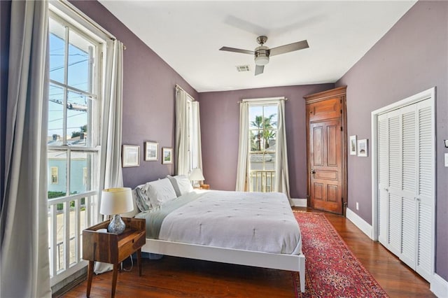 bedroom featuring ceiling fan, dark hardwood / wood-style floors, and a closet