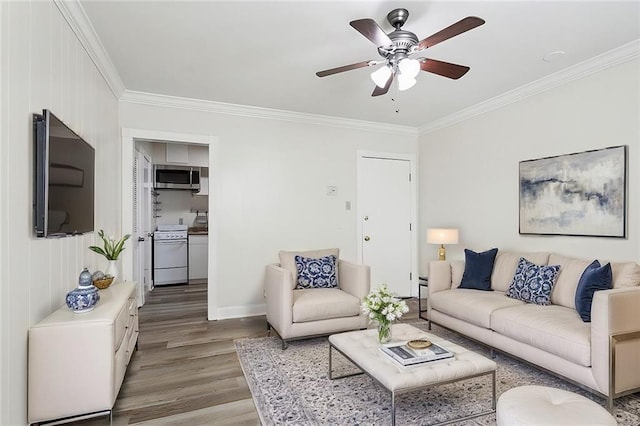 living room featuring light wood-type flooring, ceiling fan, and crown molding