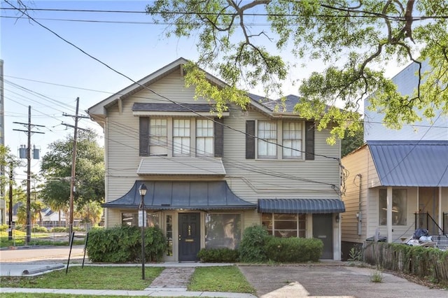 view of front facade with a front yard and fence