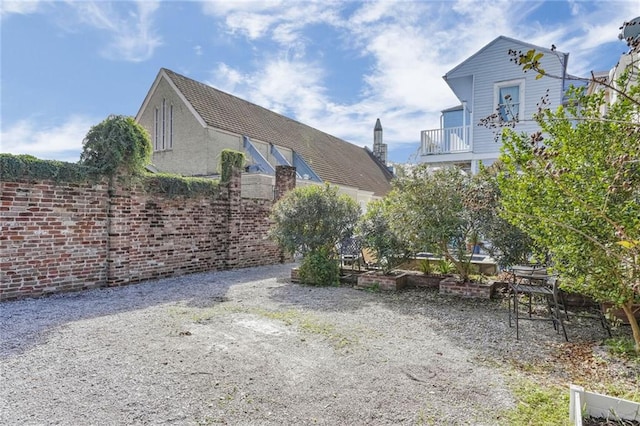 view of yard with a balcony