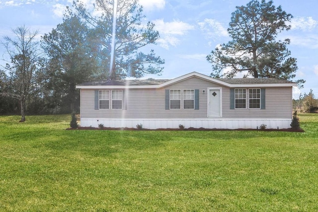 manufactured / mobile home with a front yard