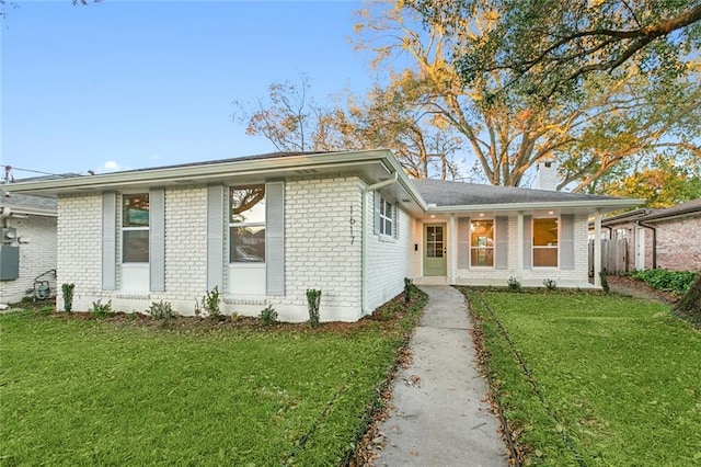 view of front facade featuring a front yard