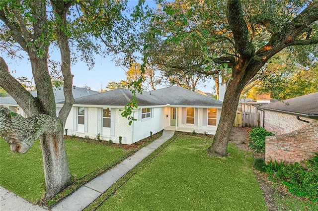 view of front of property featuring a front lawn