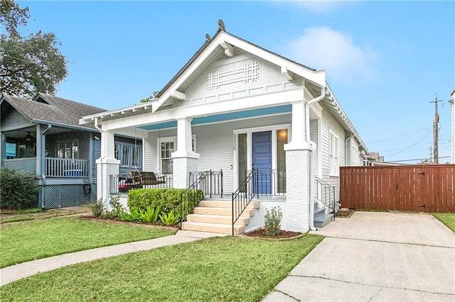 view of front facade featuring a porch and a front lawn