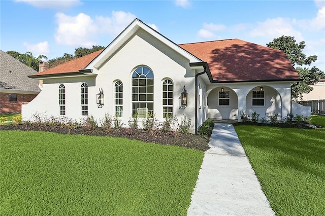 view of front facade with a front yard