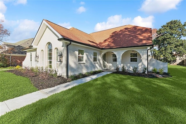 view of front facade with a front lawn