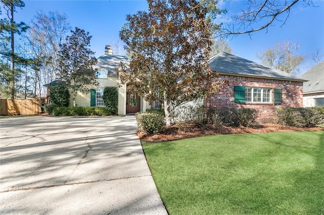 view of front facade with a front yard