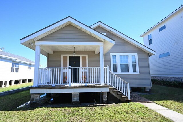 view of front of house featuring a porch and a front lawn