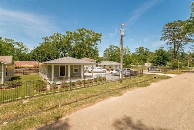 view of front facade with a front yard