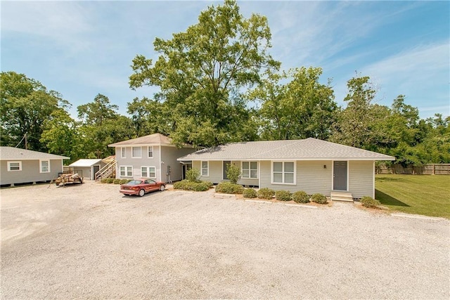 view of front of property featuring a front yard