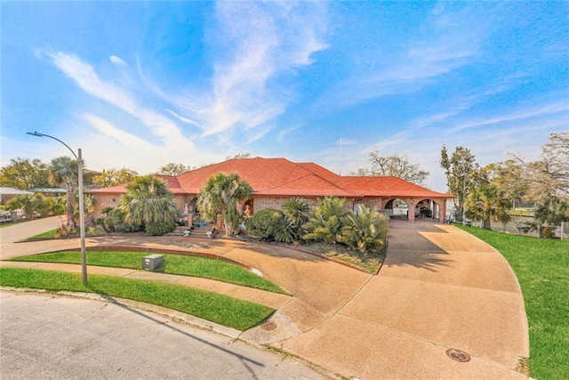 view of front of property featuring a front lawn