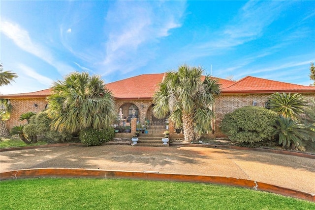 view of front of house featuring a front lawn