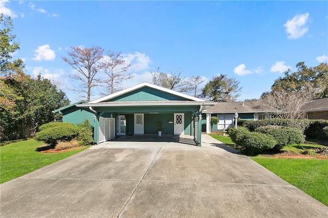 view of front of property featuring a carport and a front lawn