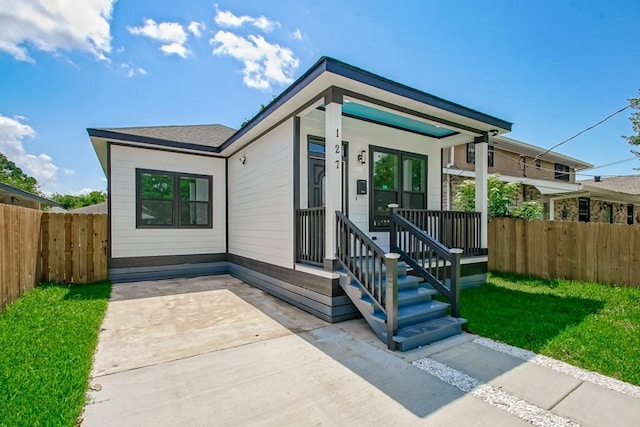 view of front of house featuring a patio area and a front yard