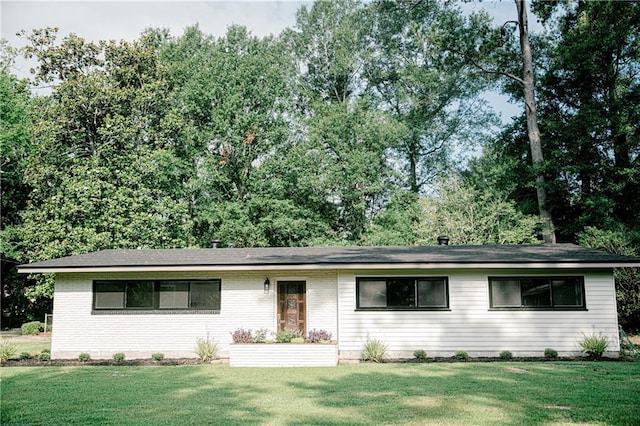 ranch-style house featuring a front lawn