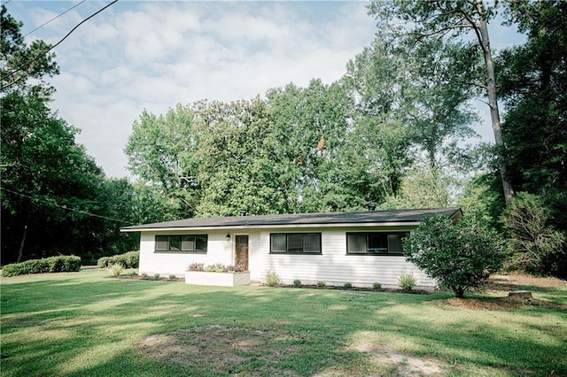 single story home featuring a front lawn