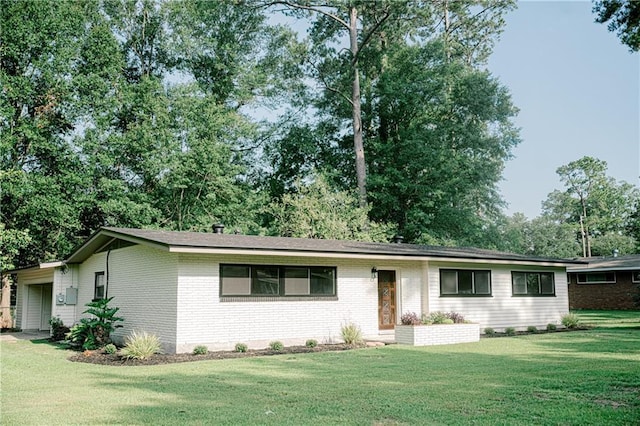 single story home with a front yard