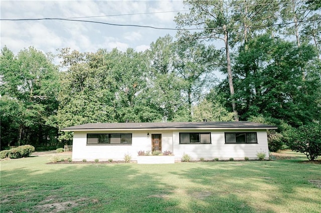 ranch-style house featuring a front yard