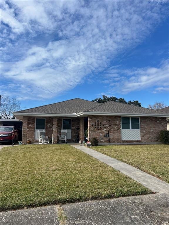 single story home featuring a front lawn