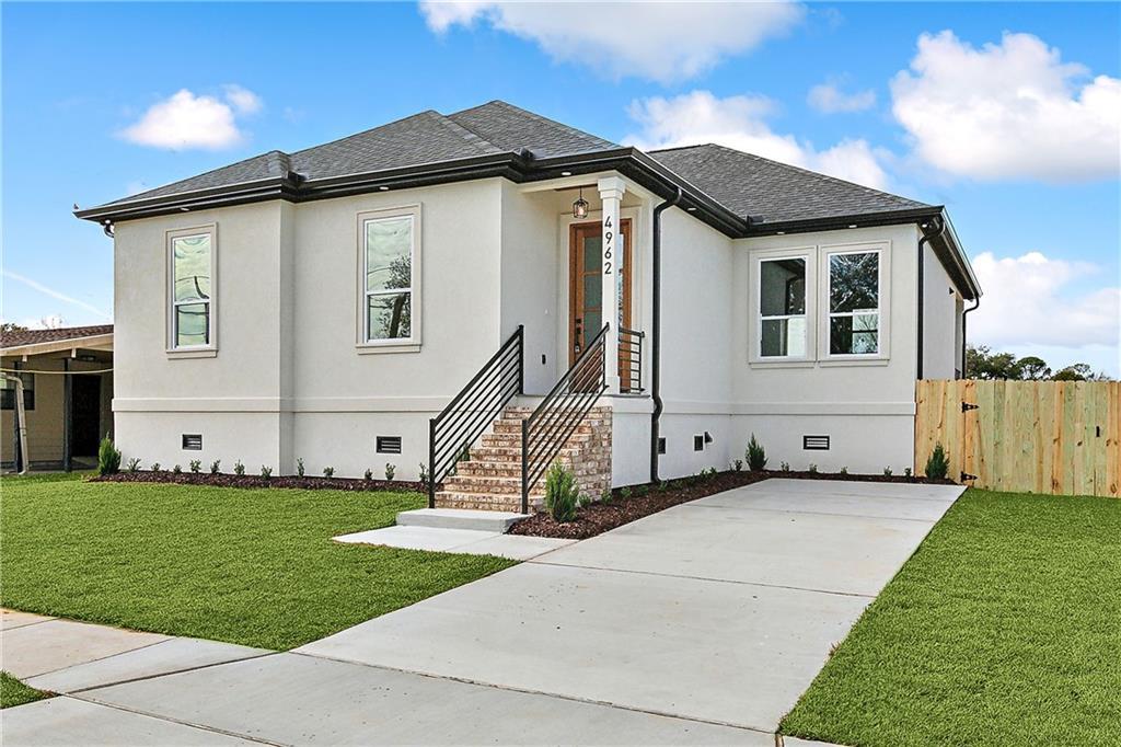 view of front of home featuring a front lawn