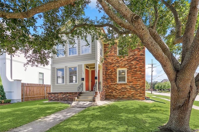 view of front of property featuring a front lawn