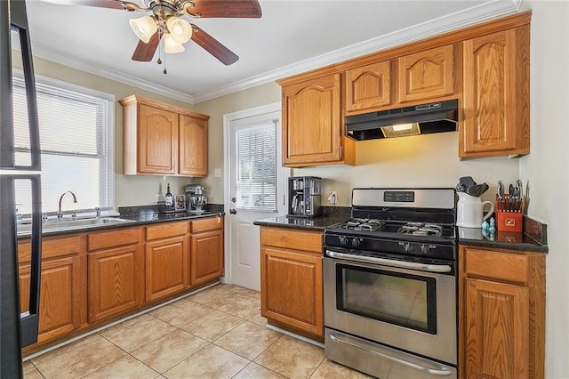 kitchen featuring crown molding, gas stove, light tile patterned floors, ceiling fan, and sink