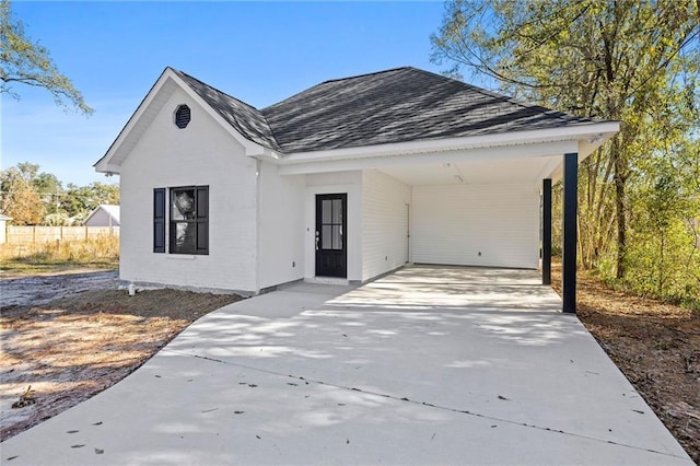 view of front facade featuring a carport