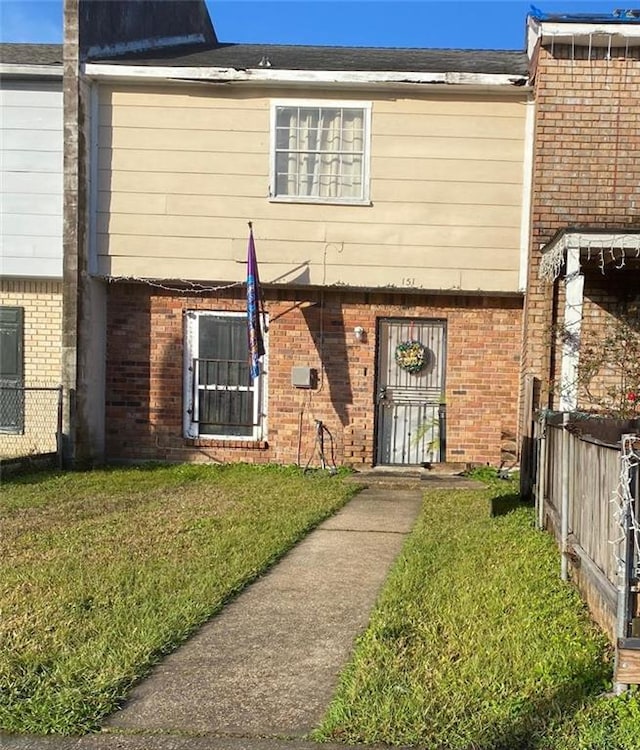 view of front of home featuring a front lawn