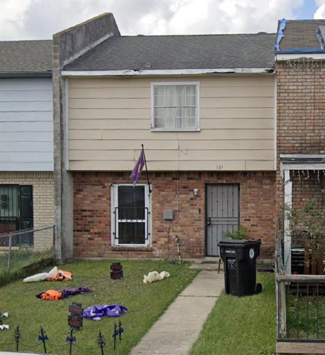 view of front of house with a front yard