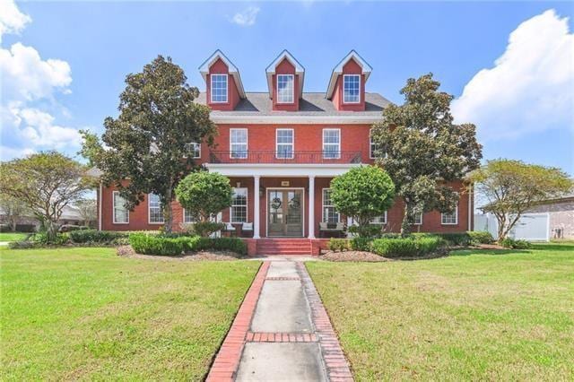 view of front facade with a front yard