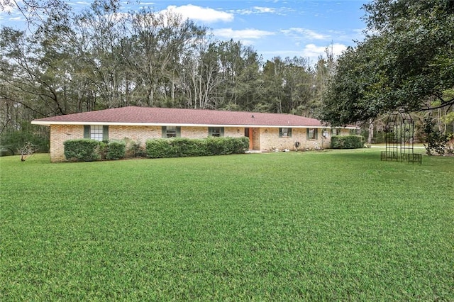 view of front facade with a front yard