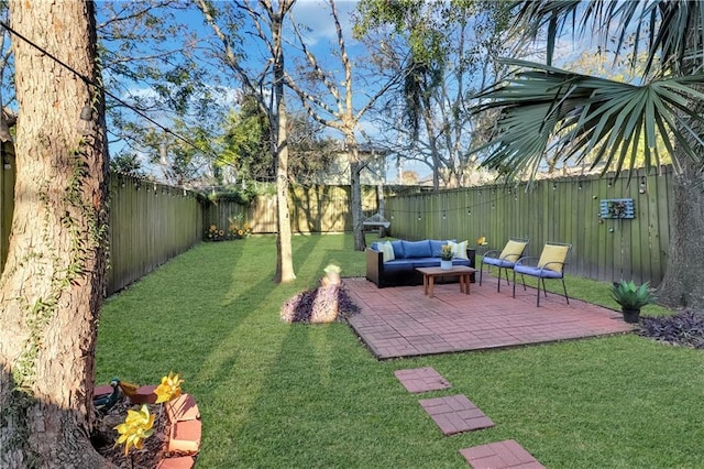 view of yard featuring an outdoor hangout area and a patio area