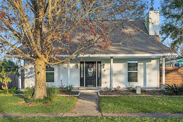 view of front facade featuring a front lawn