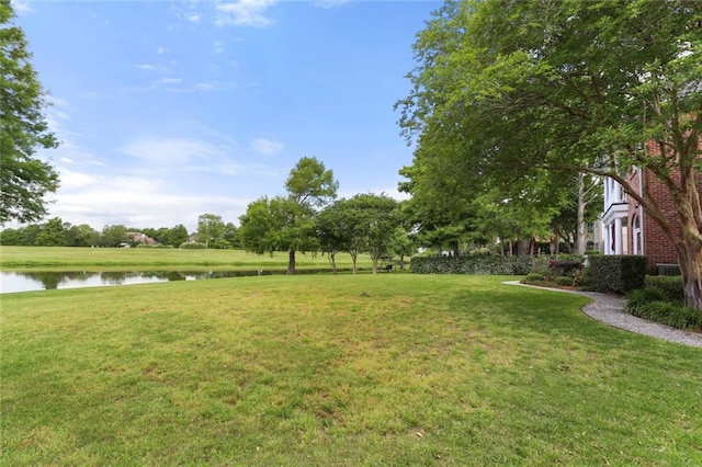 view of yard featuring a water view