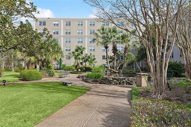 view of property's community featuring a lawn