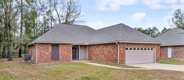 view of front facade featuring a front lawn and a garage