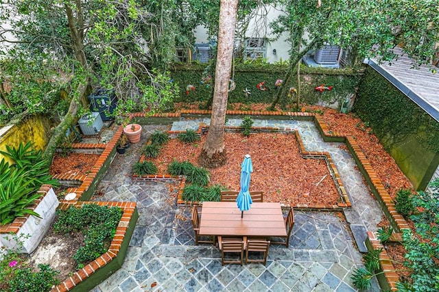 view of yard featuring a patio