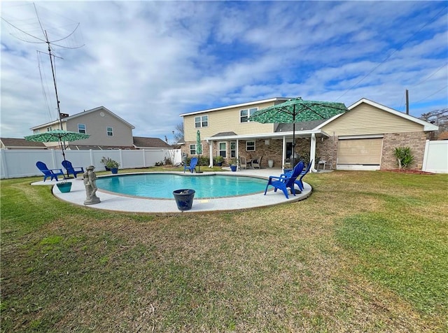 view of swimming pool with a patio and a lawn