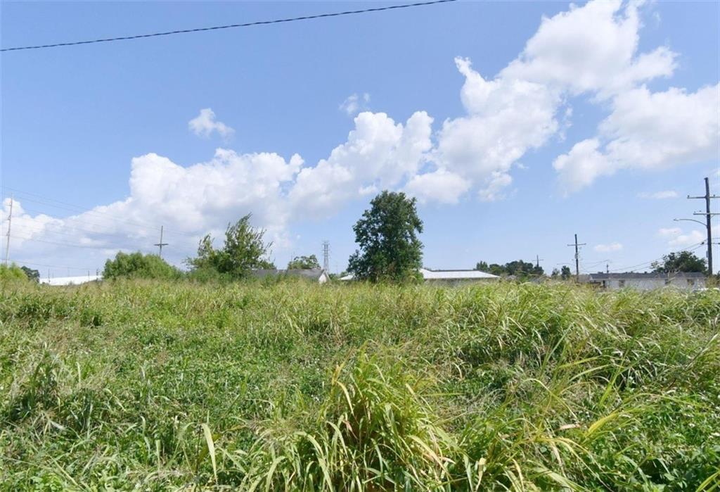3101 Laussat Pl, New Orleans, LA 70117
