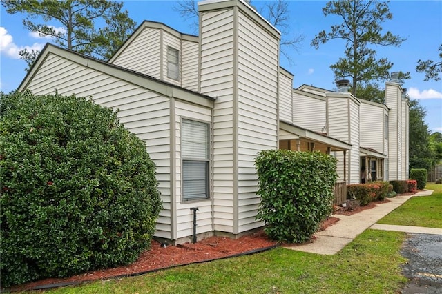 view of side of property featuring a lawn