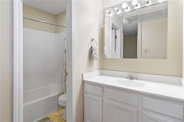 full bathroom with shower / bath combination with curtain, vanity, and toilet