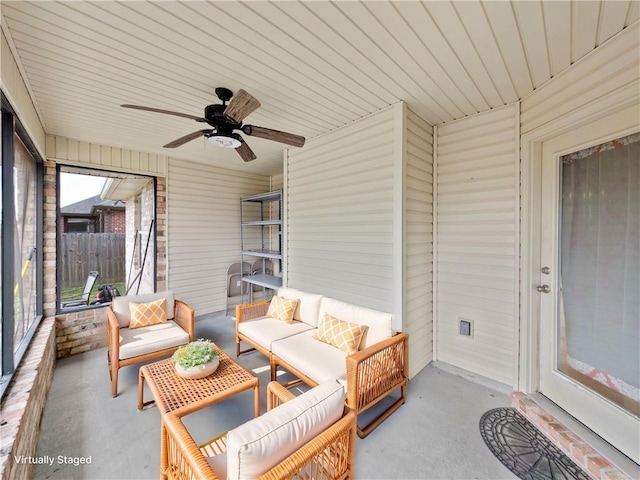 sunroom with ceiling fan