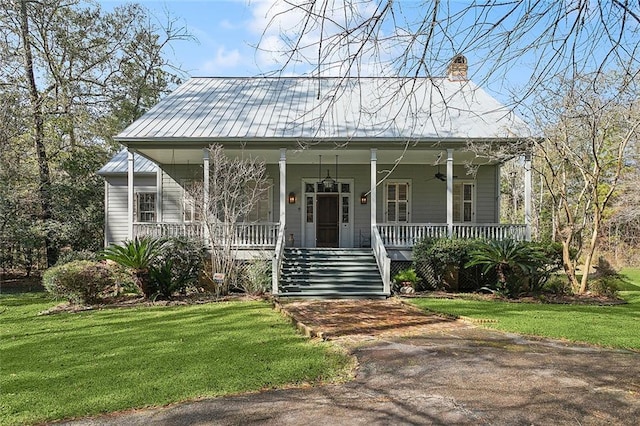 view of front of house with covered porch and a front yard