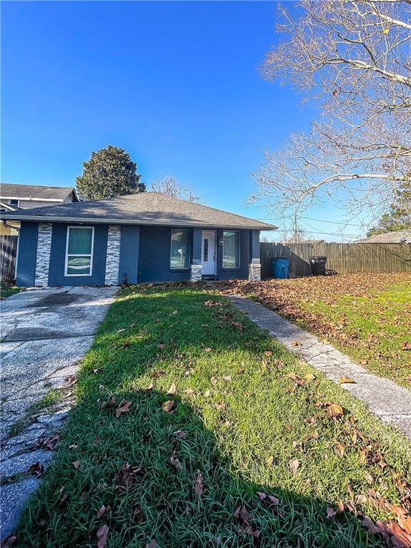 single story home with a front yard