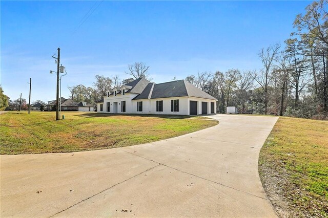 view of front facade featuring a front lawn and a garage