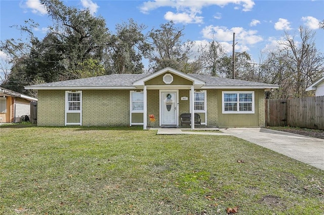 single story home featuring a front yard