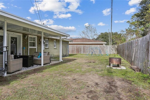 view of yard featuring an outdoor living space