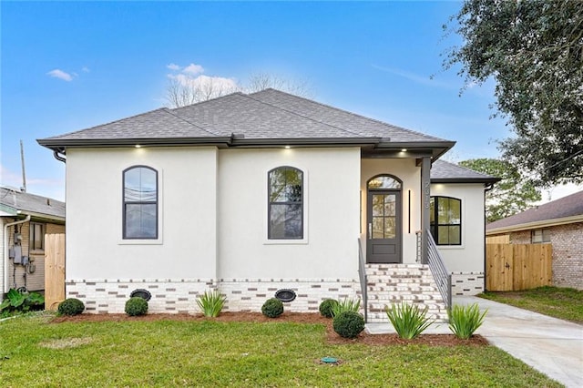 view of front facade with a front yard