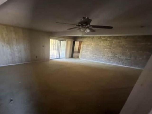 empty room featuring ceiling fan