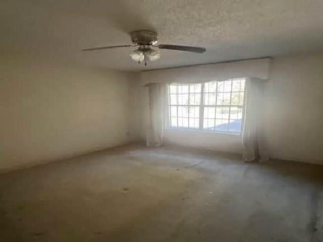 empty room with ceiling fan